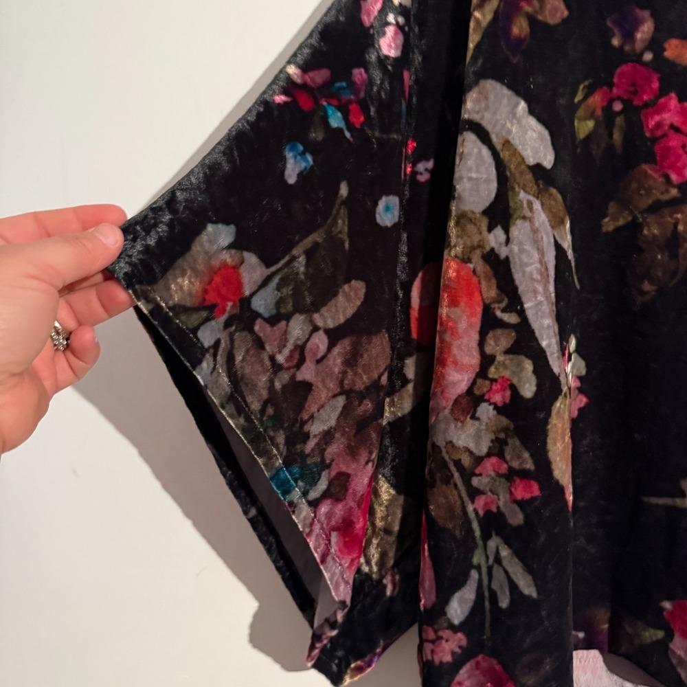 Johnny Was Killani Velvet Blouse Pullover Velvet Black Multi 3/4 Sleeve sz XS - Picture 2 of 6